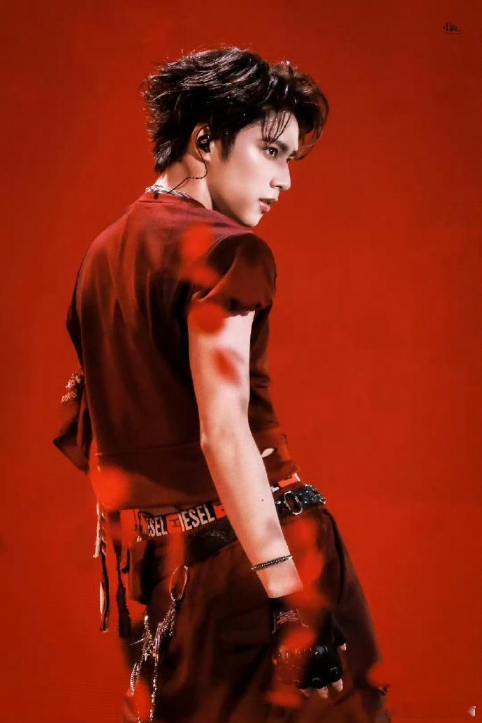 刘耀文45度站姿进化史刘耀文从小就爱45度站姿 刘耀文的站姿真的一直保持45度诶