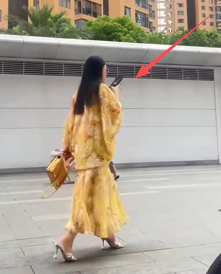 李湘一家长沙逛街，暴瘦后美回巅峰，长裙配高跟，王诗龄长腿抢镜～ 
