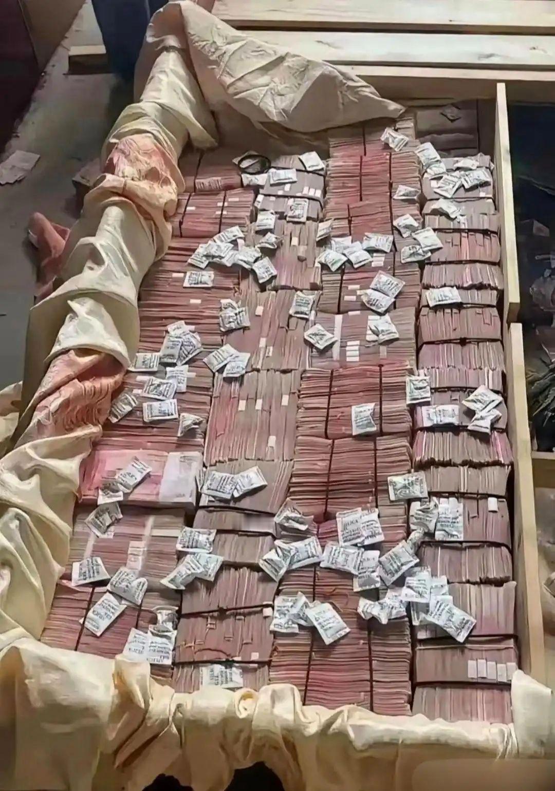 你说在这个年代，到底会是什么人，才会在家中存下如此多的现金？
或者说又是什么样的