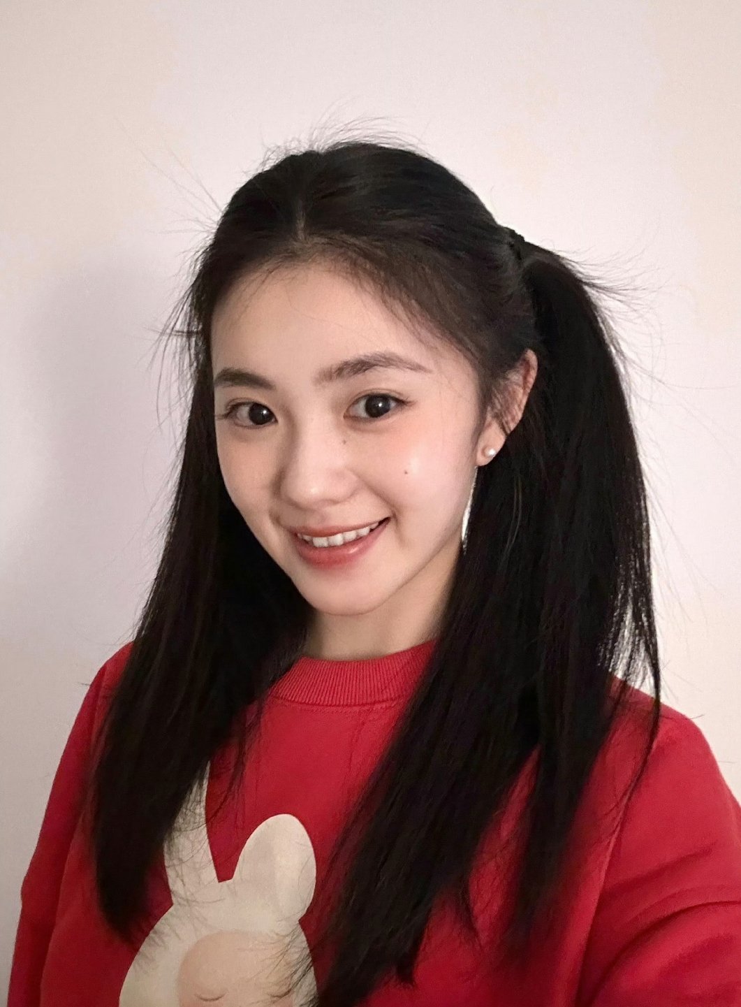 刘浩存初五迎财神自拍初五这天，刘浩存更新了自拍。照片里她穿着红色上衣，梳着双马尾