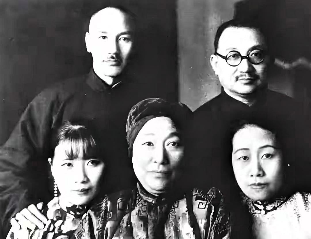 “蒋家天下陈家党，宋家姐妹孔家财”，这句民间俗语，很形象概括了南京国民政府权力格