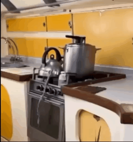 波涛汹涌的海面上，船上的炉灶也能保持相对水平

游艇上炉灶并非完全固定，而且较重