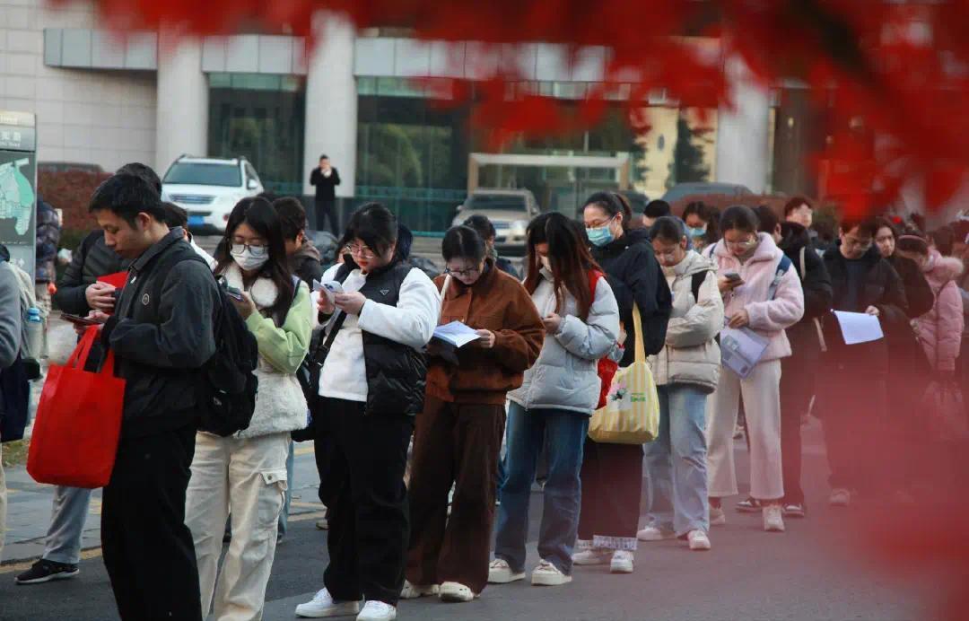 不遮掩了，亮态度！
2025年12月14日，北京发布消息称2026年国考人数首超