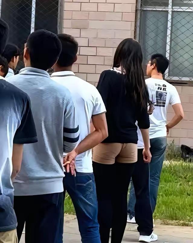 哇塞！老照片违和感真离谱！

网上看见这张照片，把俺吓一大跳，几名学生模样的人排