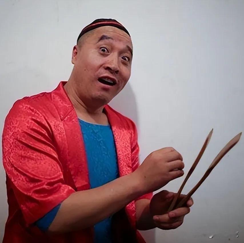 二人转演员，张小飞说，我们二人转演员大都是穷苦出身，都是在农村生活不下去，想要靠