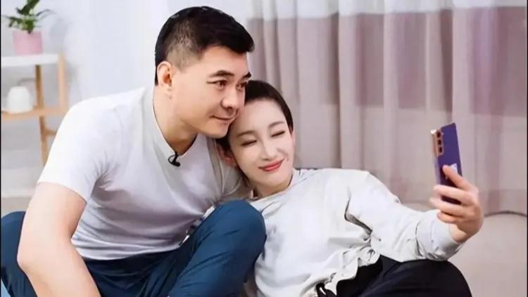 秦海璐八岁儿子曝光，因患有巨婴症长相引发热议！秦海璐曾卷入与王新军的绯闻中，更因