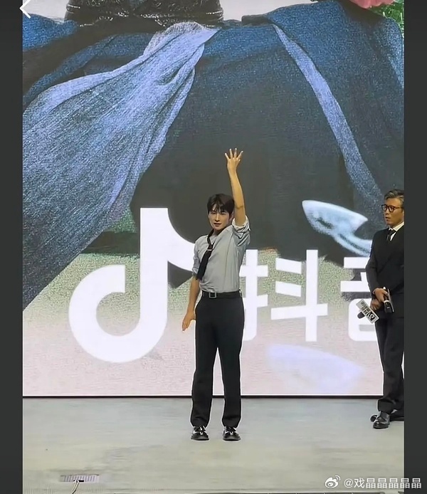 谁给杨洋老师挑的衣服[费解]非常不合适啊[哼] ​​​