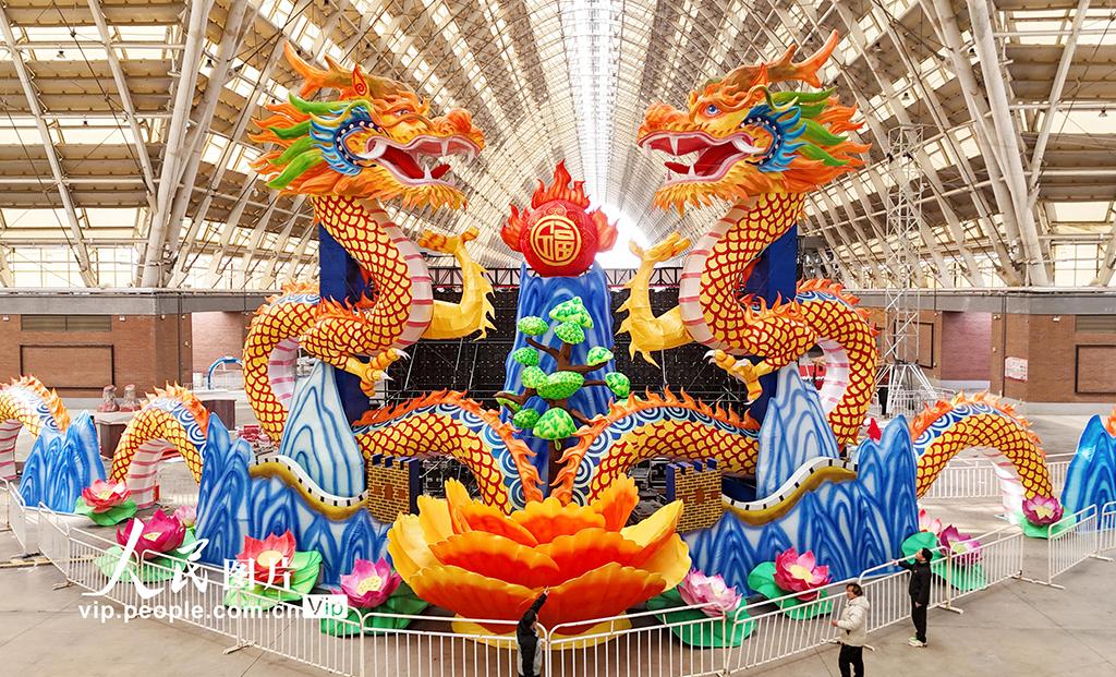 山东青岛：制花灯，迎新——一场点亮城市的传统盛宴

每到农历新年前夕，青岛的街头