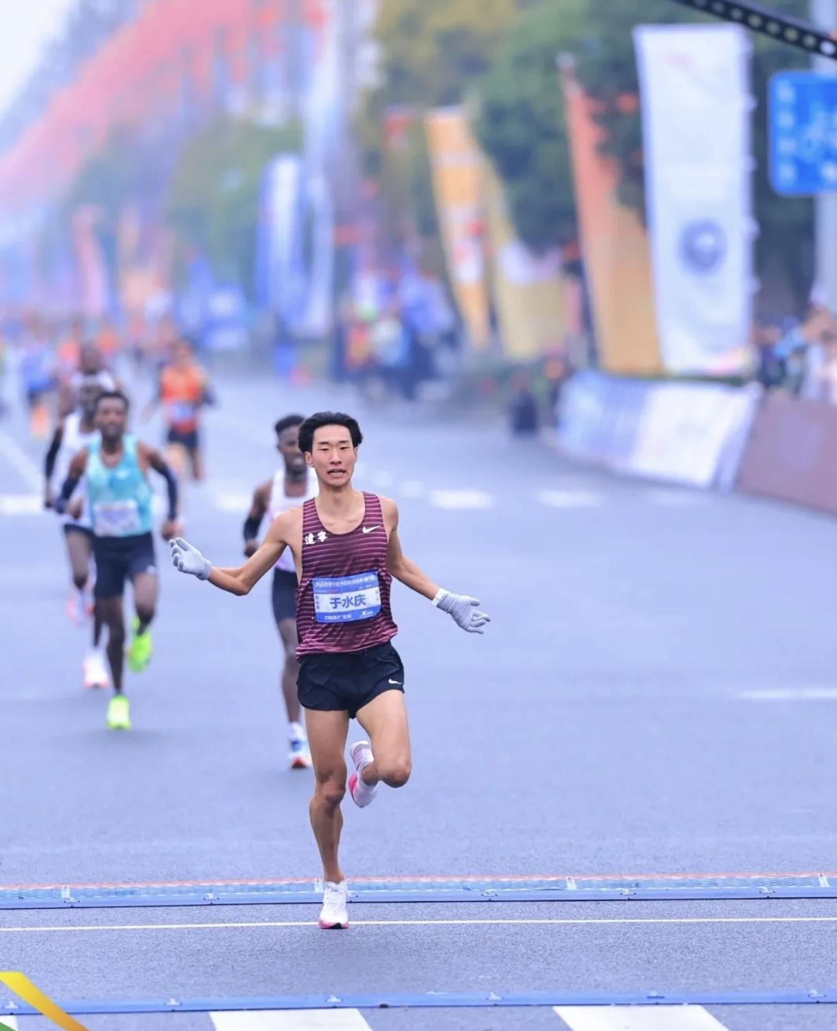 于水庆教练官宣，年底将赴海外冲击半马纪录！
 
4月12日北京半马，王文杰将于水