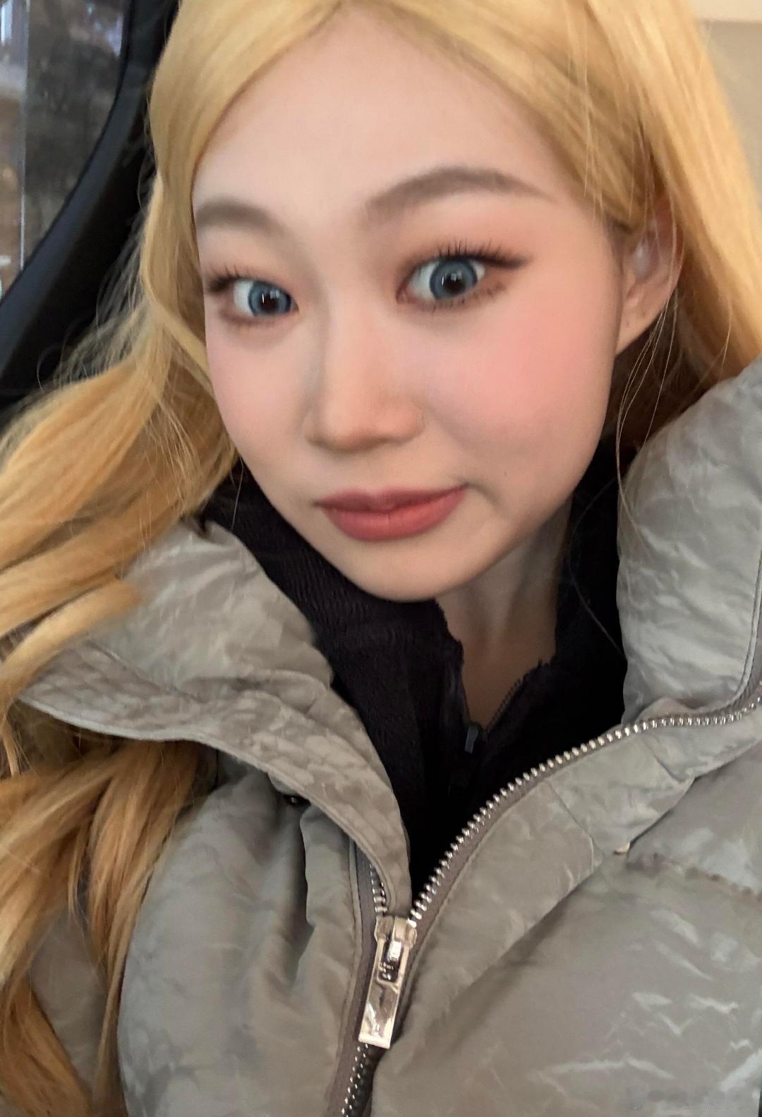 沈佳润第一次尝试金发沈佳润晒出自己的金发自拍照，美美嘟。沈佳润金发自拍照