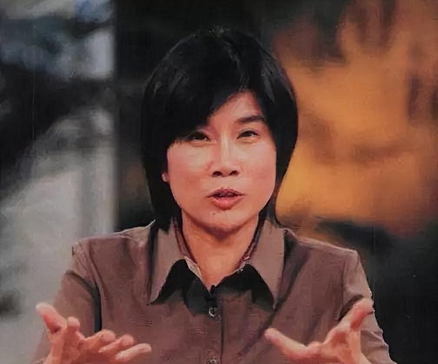 董明珠长得周正，她稍微打扮一下也是个美女了，颜值可以的她实力还杠杠的，是个活得成