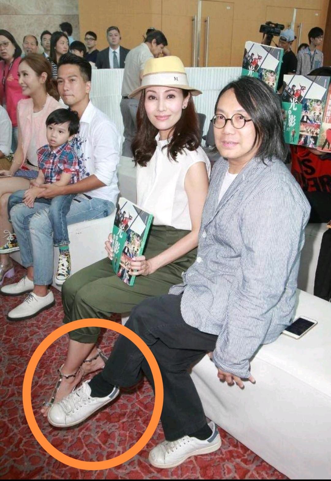 这张照片的摄影师也太会抓角度了吧！香港大导演陈可辛和李嘉欣同框，被拍出了一种超容