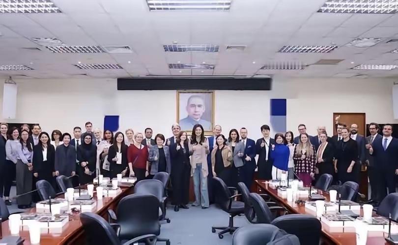 反转来了！前脚民调还把郑丽文按在 4% 垫底，后脚她转手就把 40 多国驻台代表