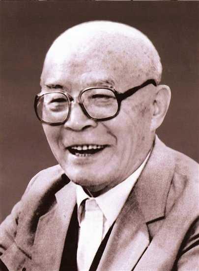 1937年，吕正操麾下一个营被日军包围，他正要率部营救，谁知军长却发来电报：“这