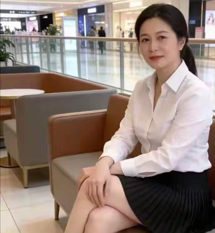 白衬衫配百皱裙，美女这番穿搭搭配，显得太有气质了！
整个人看起来很优雅，很自信，