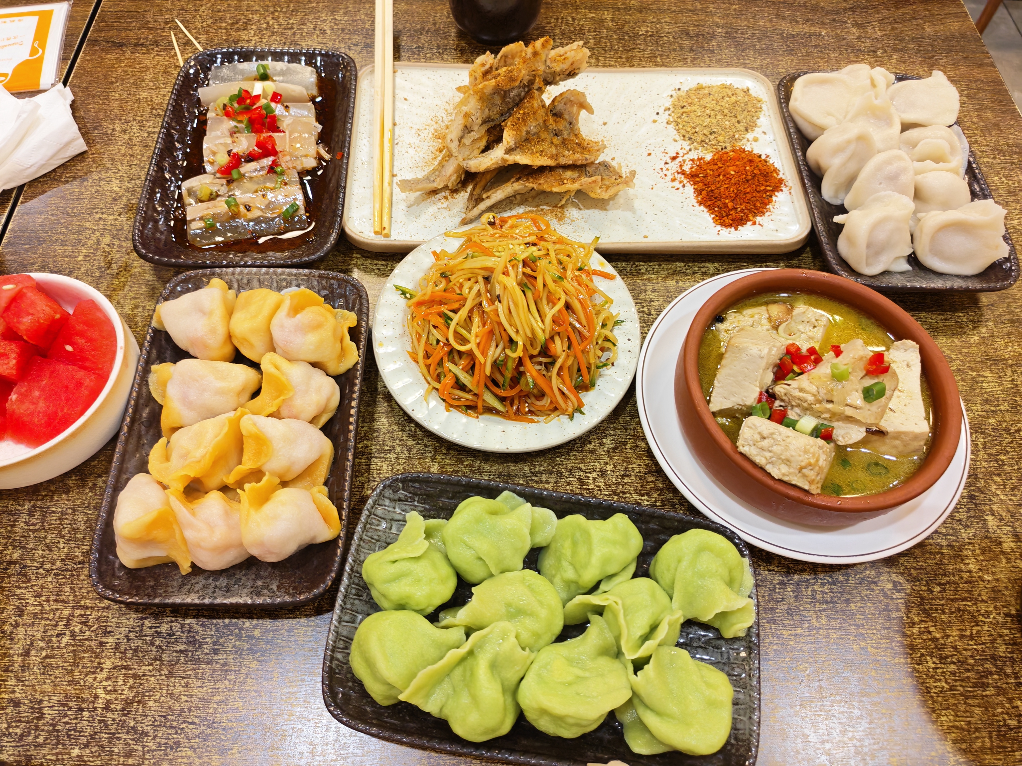 早上餐厅吃饭，路过的人都会盯着我看两眼，我着急吃完饭，去洗手间看看昨天 Tony