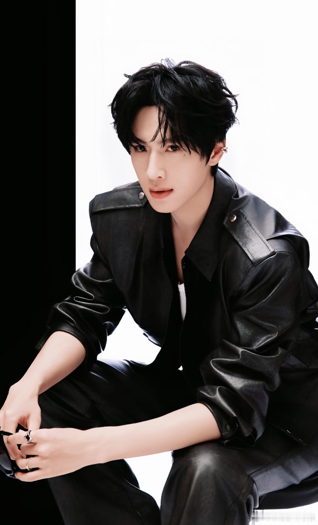 展轩什么时候混进顶流女星里的 等等...中间那个是不是不太对劲