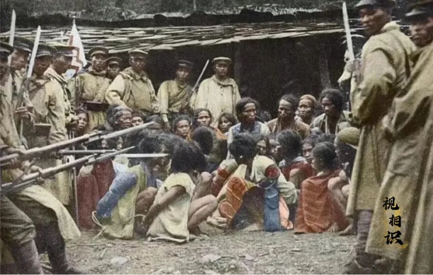 1914年，台湾，日军闯入太鲁阁族村庄进行扫荡时的照片，画面中可以看到太鲁阁族人...