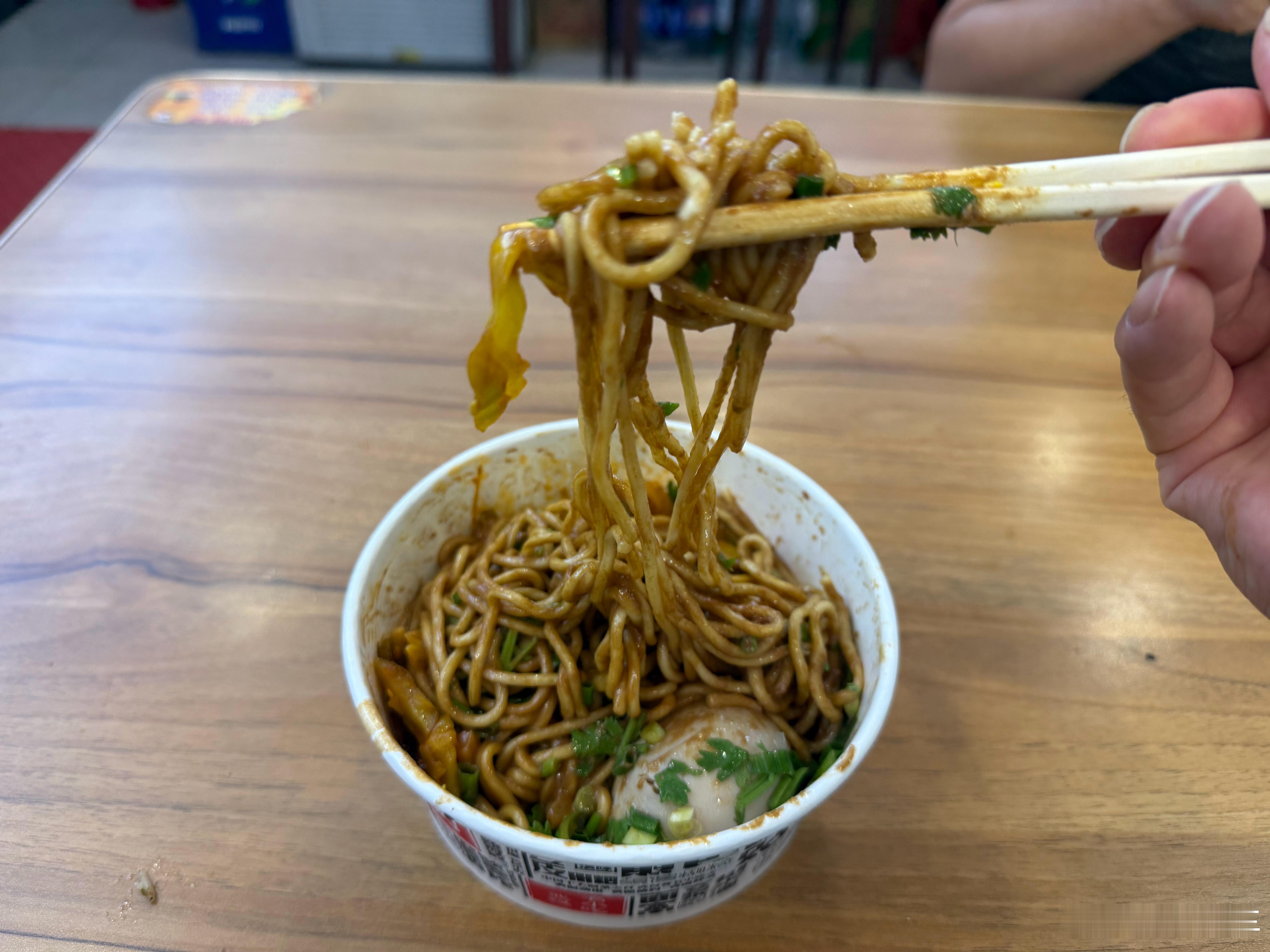 武汉的热干面，回想第一次吃难以下咽，现在吃了快20年了，三天不吃就馋的活，这么多