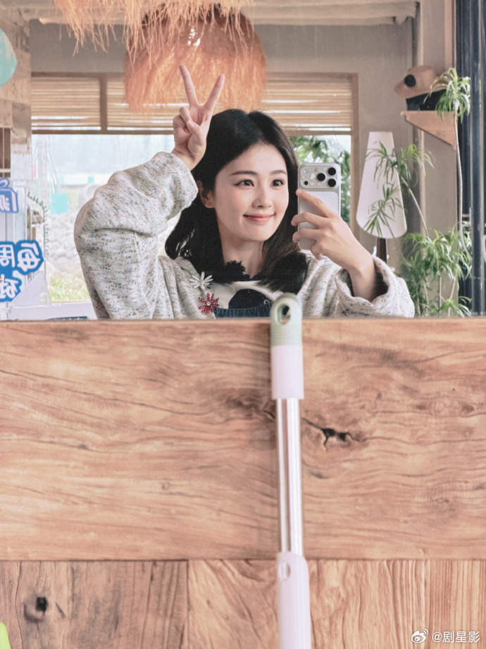 白鹿齐肩短发自拍照  白鹿齐肩短发自拍照📸，短发的造型也是这么的美萌！果然咱们