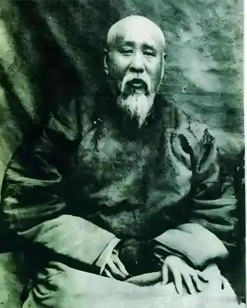 说出来你可能不信，一个镶黄旗的满洲贵族，跟一个汉人帝师，能好到什么份上？
好到那