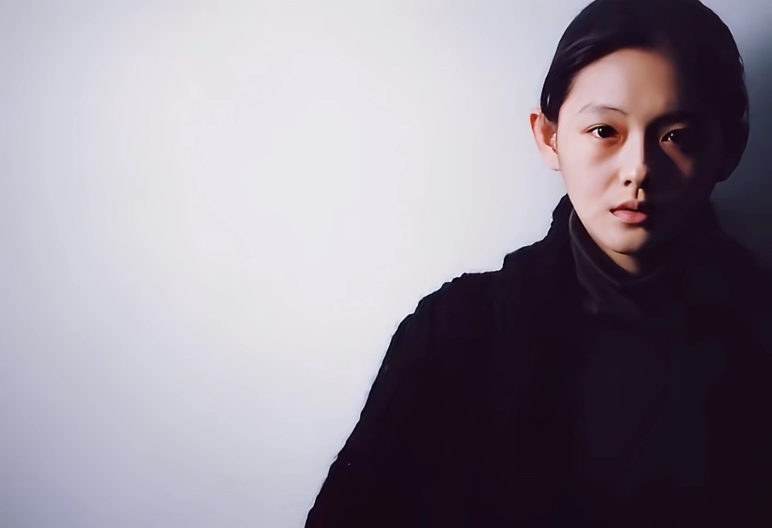 这张照片真的很特别，给我一种感觉，就好像这是她灵魂本来的样子，有点惶恐，有点疲惫