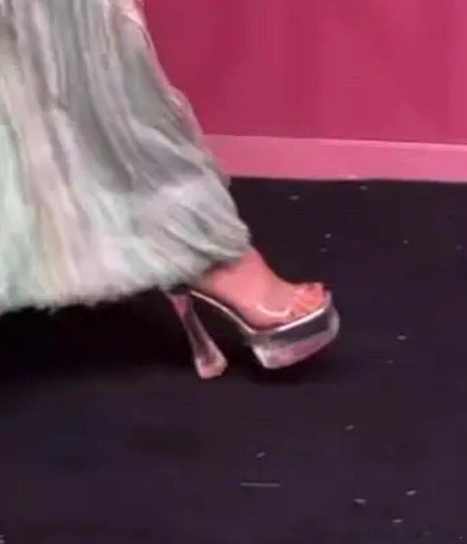鞠婧祎穿运动鞋都这么高，身材比例是真的好 ​​​