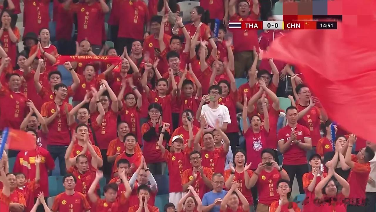 女足奥预赛
闫锦锦在上半时15分钟打入一球，中国队1：0领先泰国队。
加油！中国
