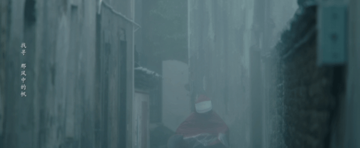 比暴雨先来的是三位妈妈的伞 风雨再急也敌不过母爱！三把伞提前护住安心，这份不迟到