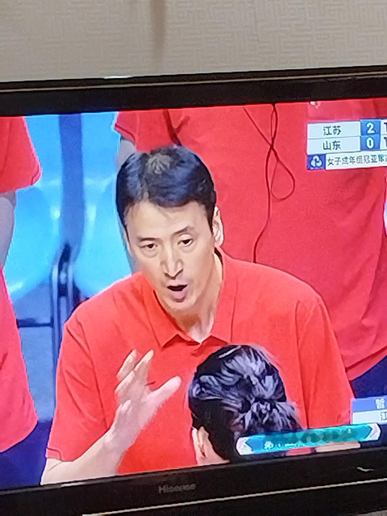 江苏女排实力太强了，3:0轻松战黑马山东女排，获得金牌！
江苏女排拥有吴梦杰刁凌