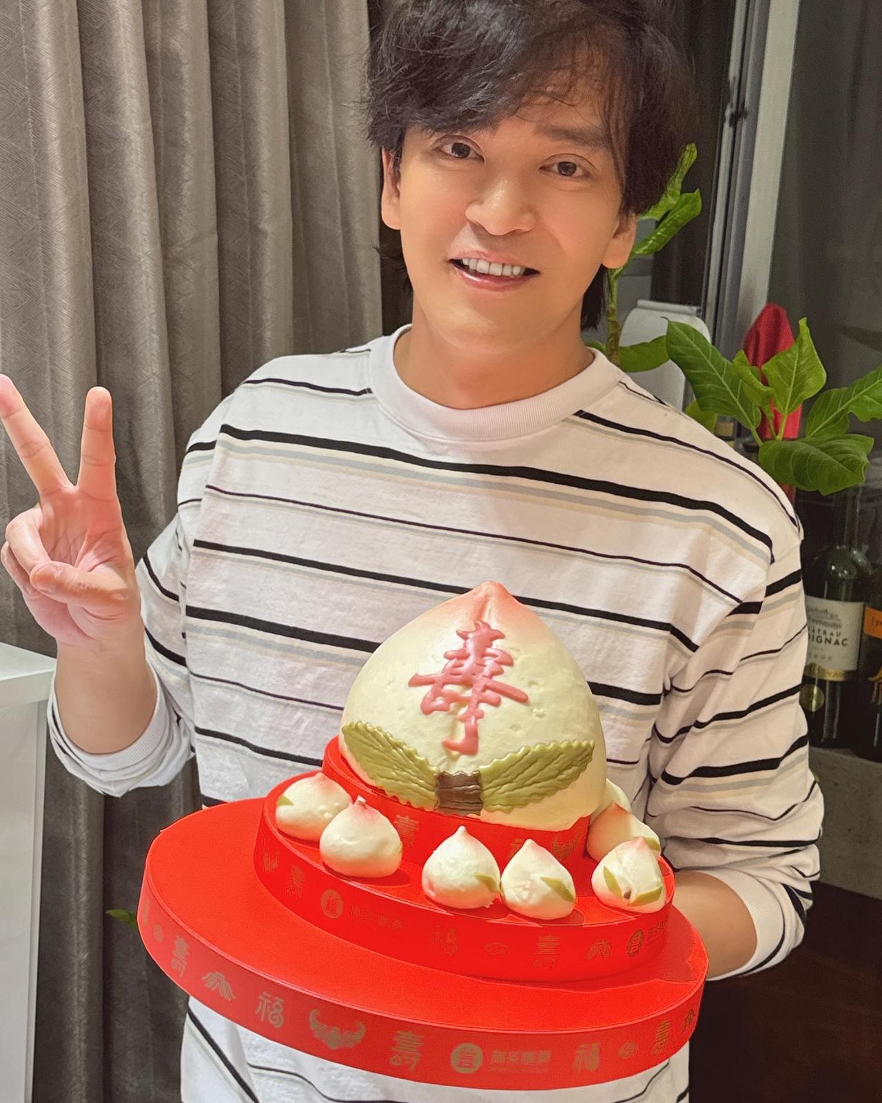 他以前在香港乐坛红过一段时间，有几首歌曲传唱度很高，他今年都已经50岁，估计现在