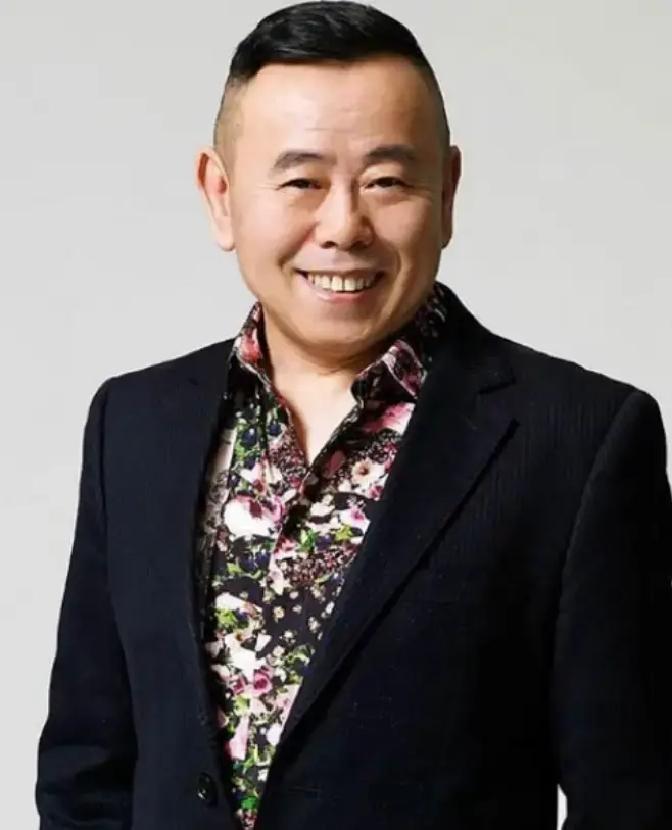 1998年，潘长江在长安街边上买了一套268平米的房子。那一年，北京房价一平米还