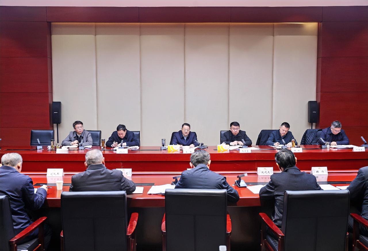 1月29日，邳州市市委审计委员会召开第十四次会议，传达学习省委审计委员会和徐州市