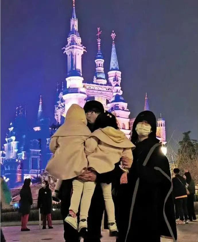 谢娜带三个女儿出门 别拍私生活了 