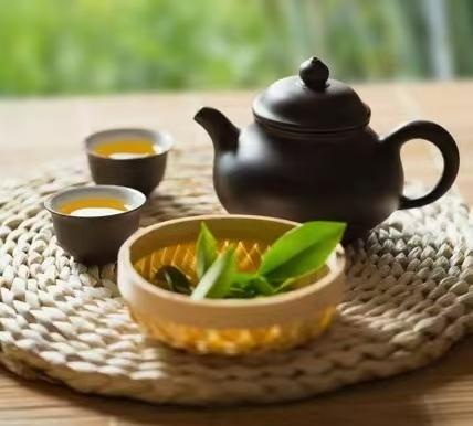 [微风]卜算子·低眉烟火

原创/首发

 
低眉烟火稠，晚风
携香溜。
粗碗盛