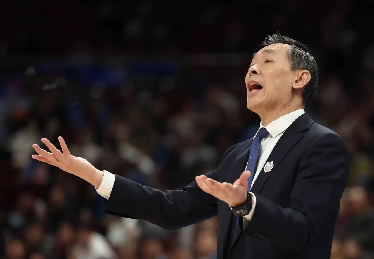 北京男篮措手不及！因为劝阻李添荣与自家球迷打招呼，北京男篮也收到不少批评声！好在