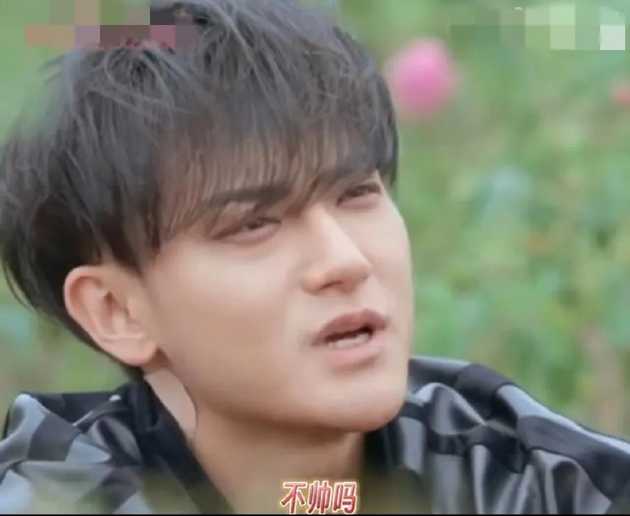 节目中黄子韬问徐艺洋：“我这样，不帅吗？就是，隐忍的爱。”

徐艺洋有点无语的看