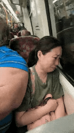 这位大妈被这个超级巨无霸老外挤的都快要哭了，坐车遇到这样的同座该怎么办？起身离开