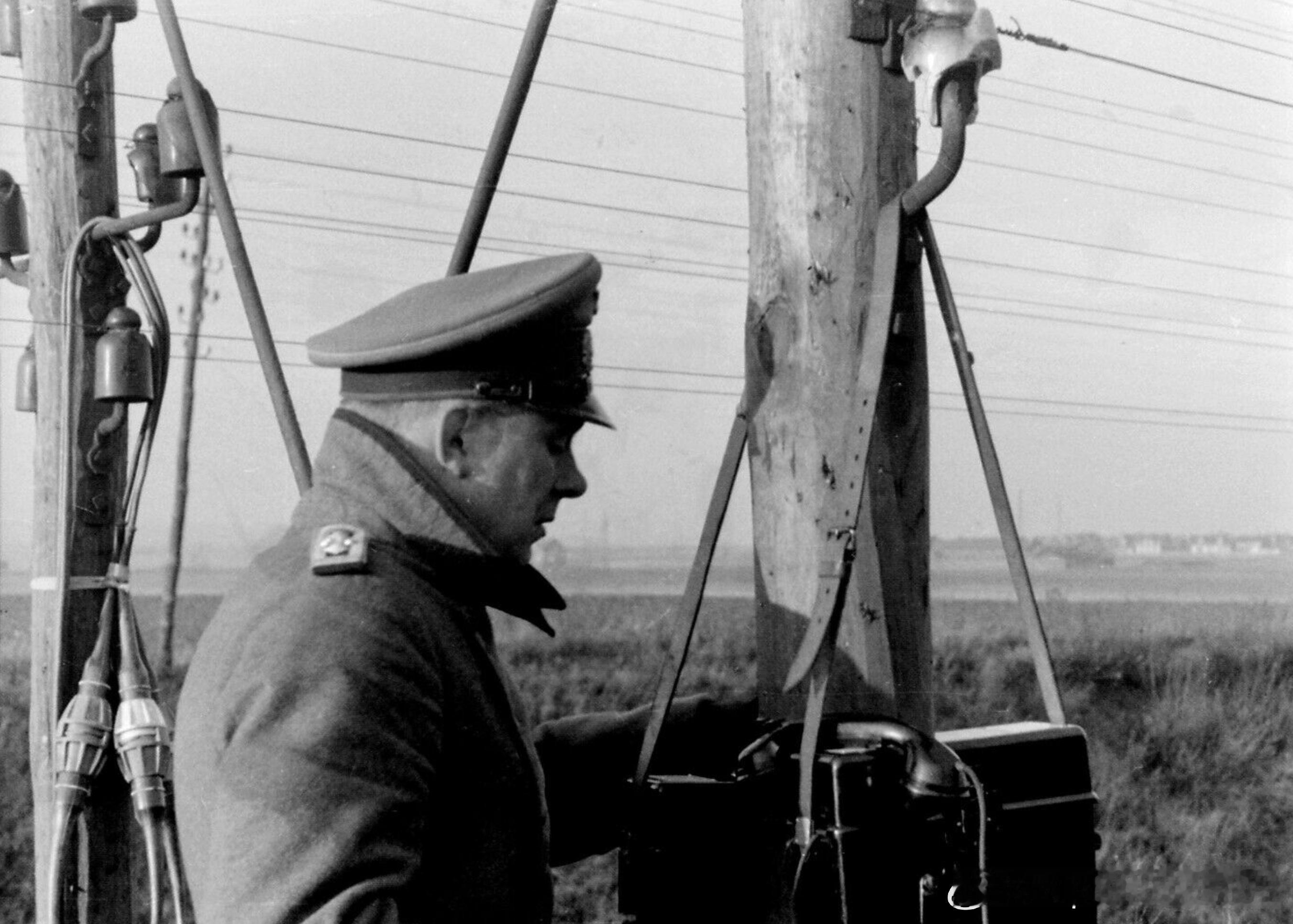 德军军官在野战电话FF-33（Feldfernsprecher 33）处铺设野战