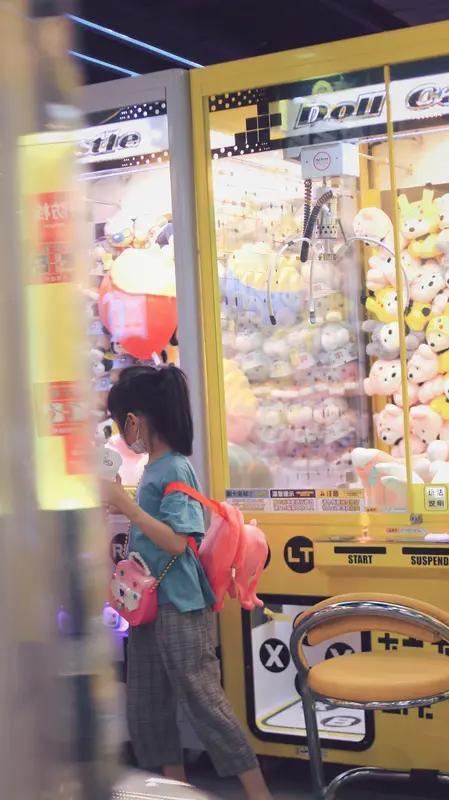 最近“00后女儿给父母买新衣，父母秒变80岁”的话题火了，阅读量破3亿，短视频播