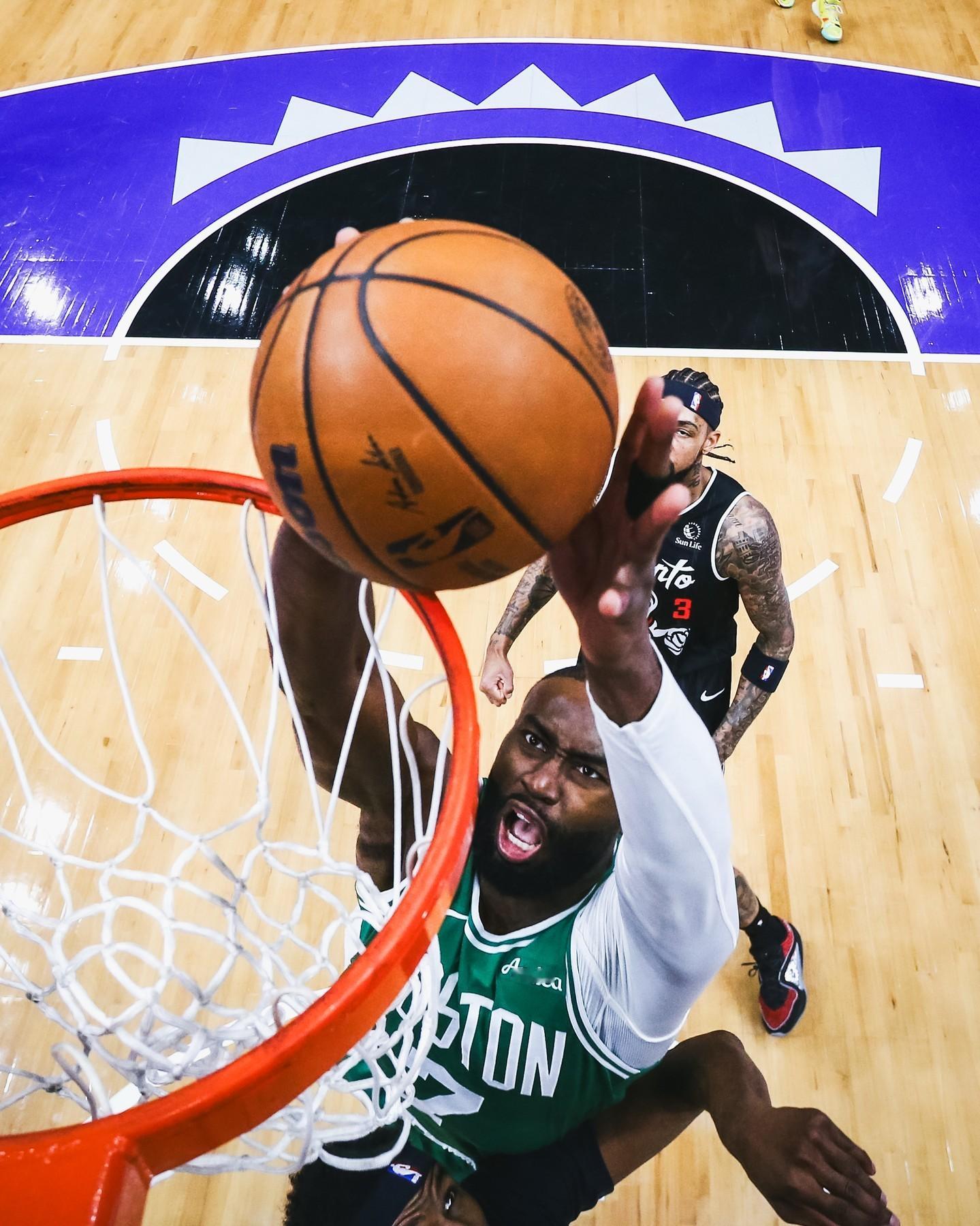 杰伦：“对于那些从第一天就支持我的人，我想说这个赛季是献给你们的，所有的功劳都是