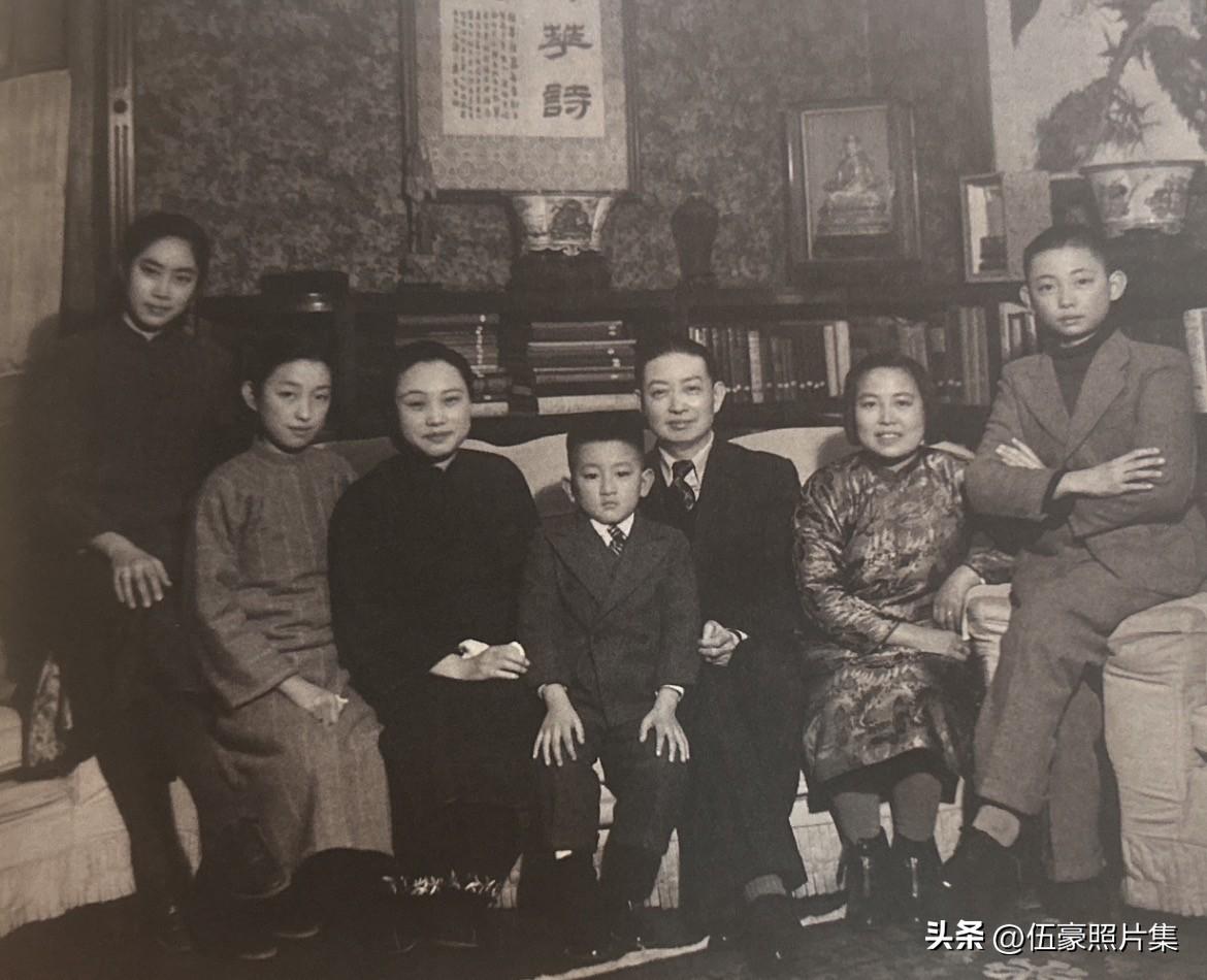 1946年，京剧大师梅兰芳在上海“梅花诗屋”接受李碧慧（右二）拜师时合影，其中有
