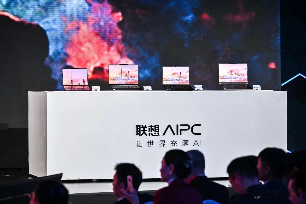 AI产业化，中国企业正在给出答案。在今天举办的联想创新科技大会上，行业首款AI 
