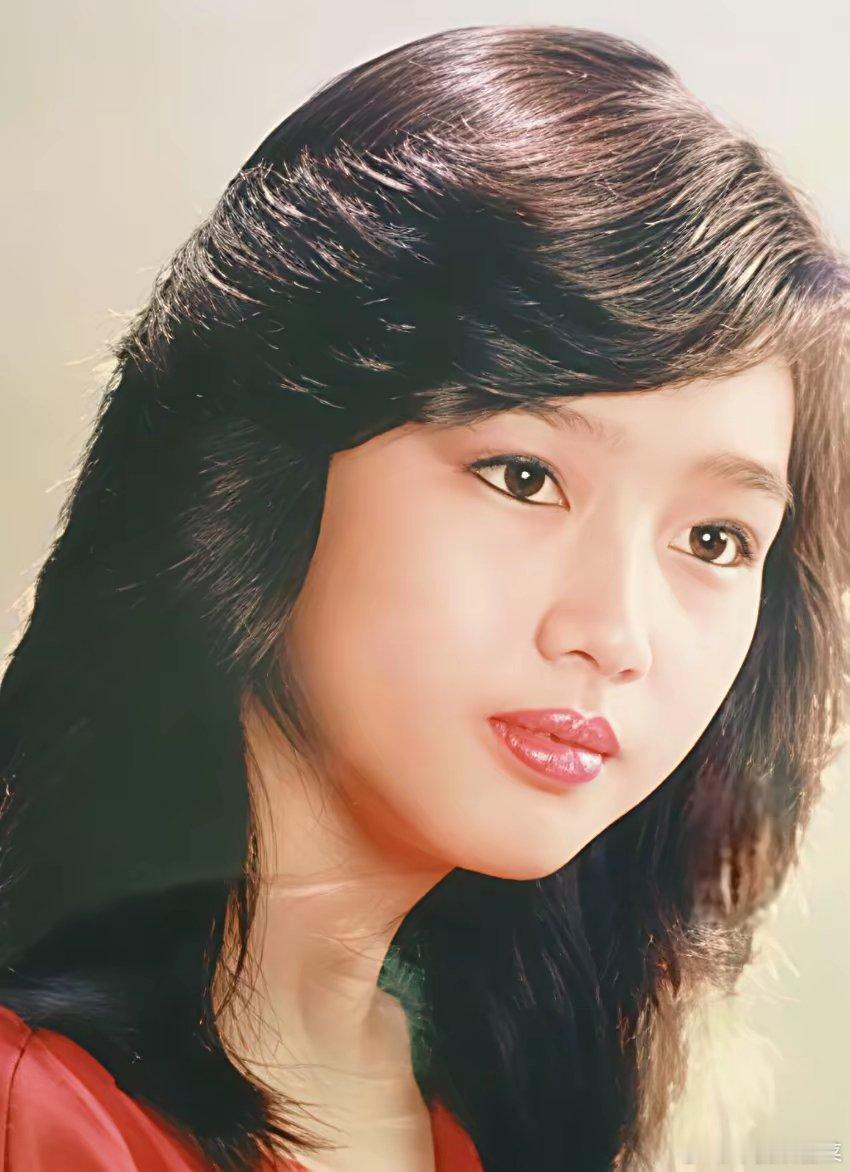 刘德华的妻子朱丽倩，是新加坡首富之女，1985年的选美冠军。她拥有绝世容颜，与香