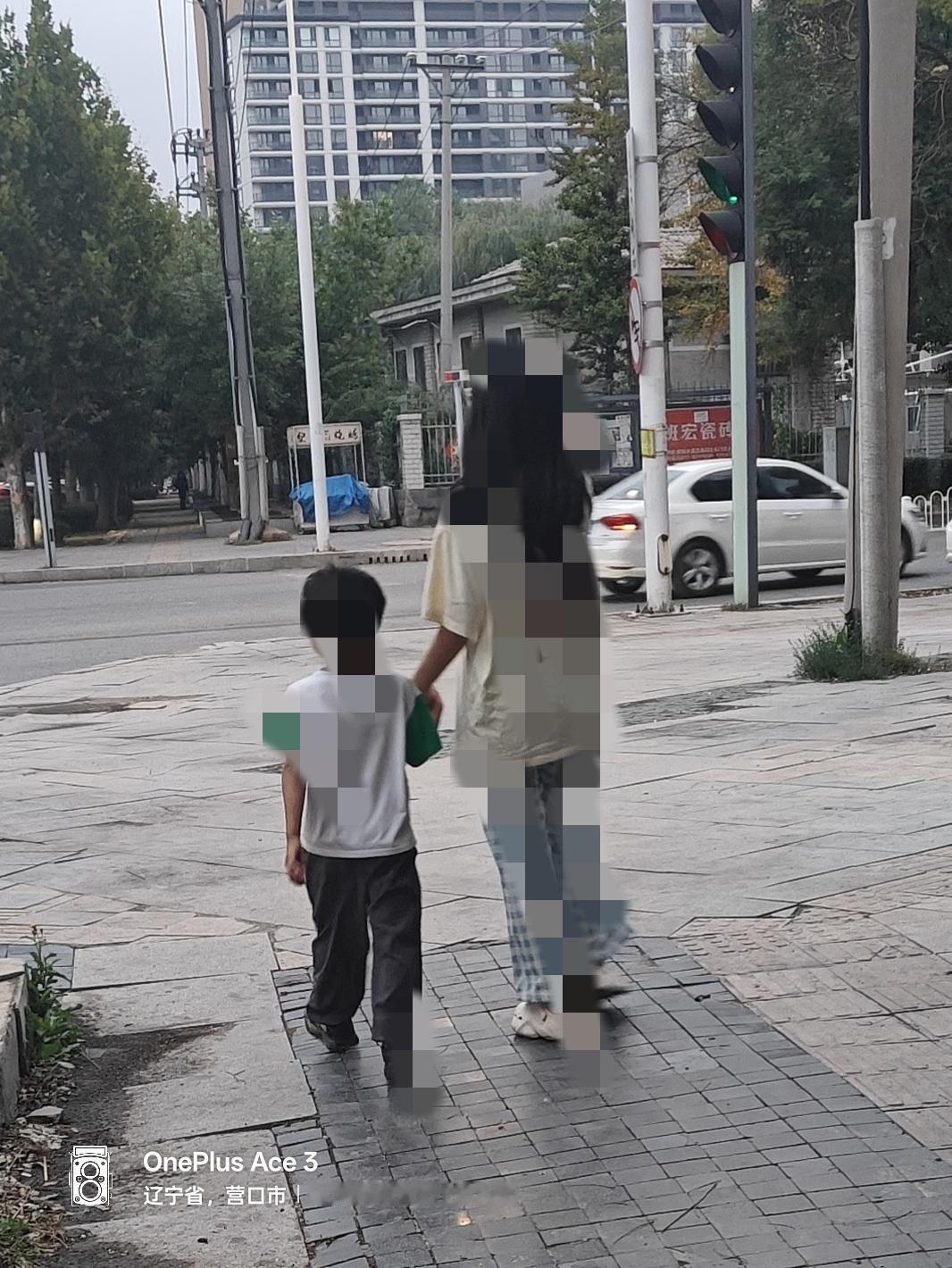 我今天或许是说话方式不对劲儿，俩孩子的妈妈冲我哇的一声哭了。
事情是这样的，我今
