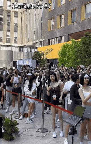 德国网红帕梅拉特种兵式游上海
刚出门口就有一大堆人在等着她，看起来像是她的粉丝。