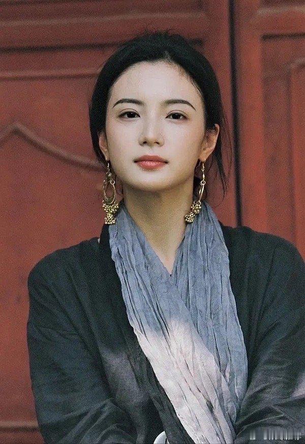雅钦妹子有点神似林青霞年轻时候的容颜 