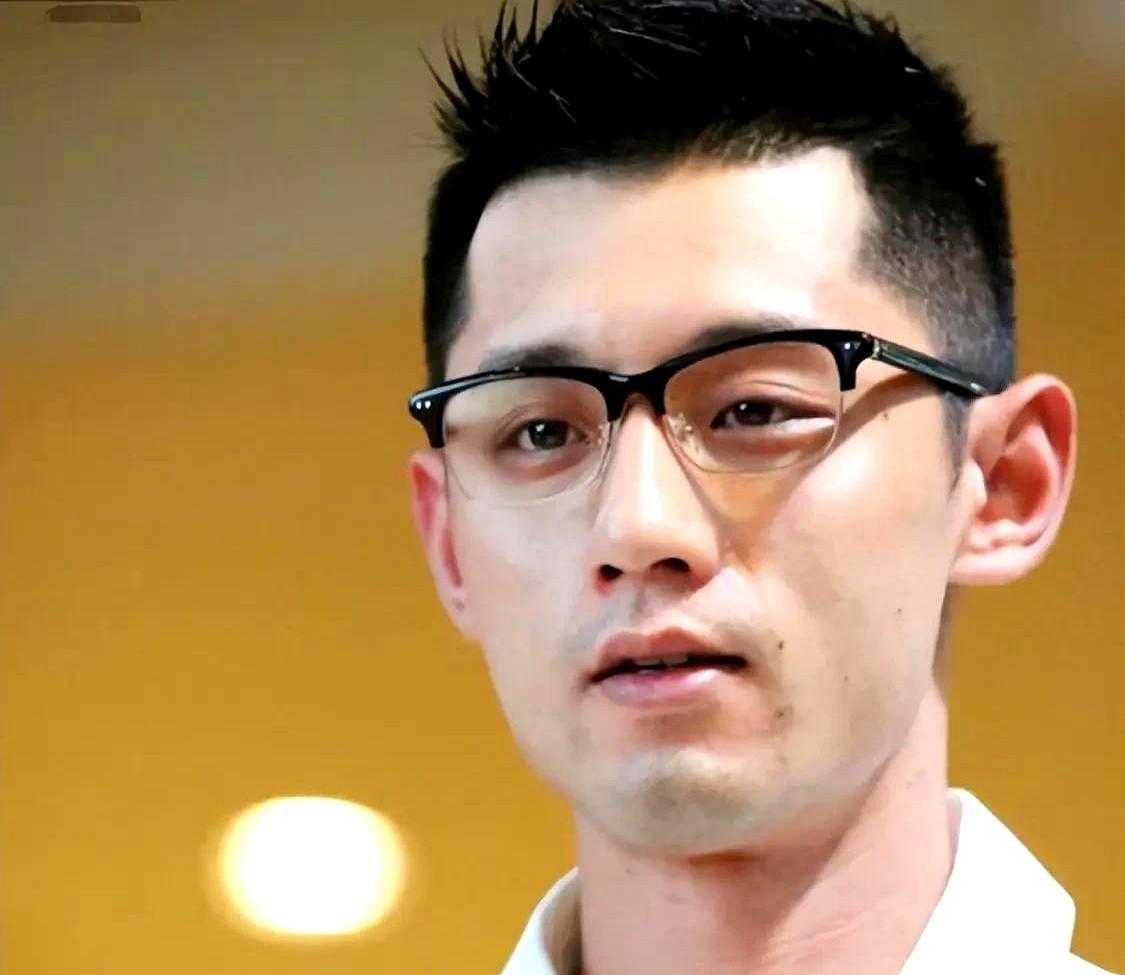 那个“藏獒”张继科，竟默默擦过全队球鞋。

他宿舍的被子能叠成豆腐块，行李箱里的