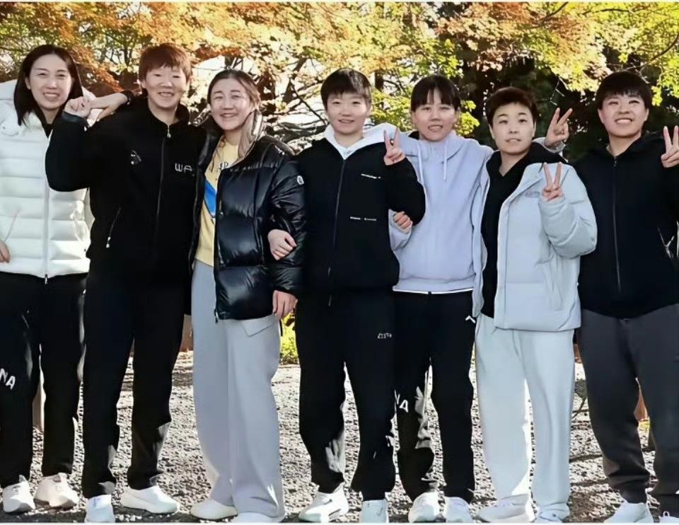 这张图片太值得珍藏，极具生活化的世界冠军相聚图（见图）。

网友整理：
张怡宁（