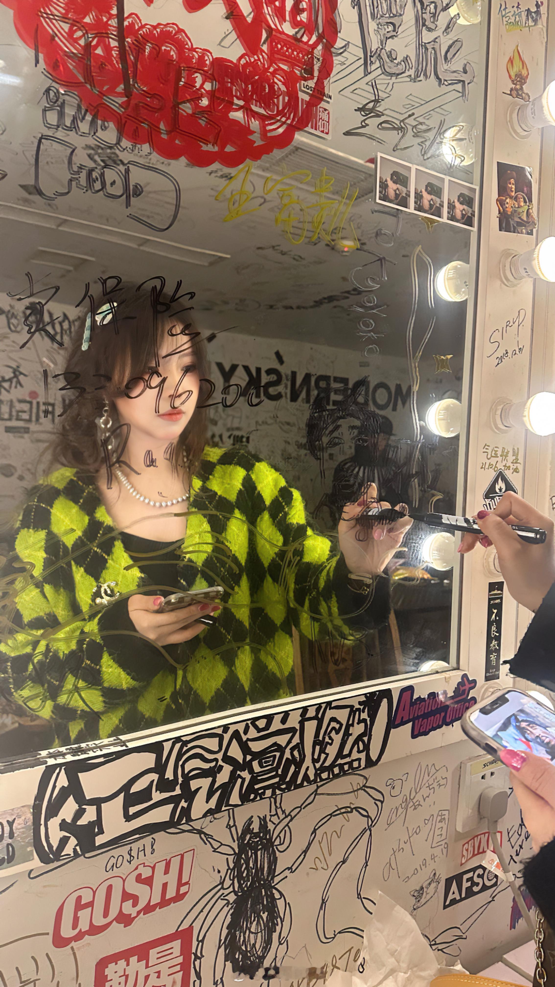 对镜自个拍[哇]宝宝们看出来我在画谁了吗[揣手]最近狠狠Get到了唇釉的魅力了～